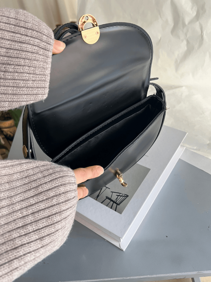 NEVA Siyah Kilit Detaylı Oval Kadın Kol Çantası