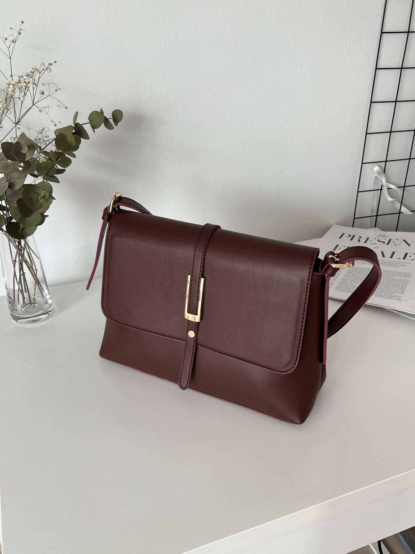 Senna Bordo Kemer Detaylı Kapaklı El ve Omuz Çantası