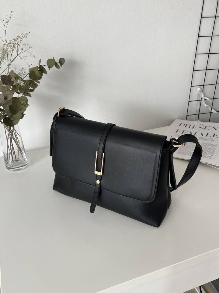 Senna Siyah Kemer Detaylı Kapaklı El ve Omuz Çantası