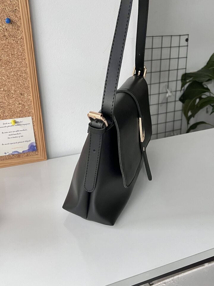 Senna Siyah Kemer Detaylı Kapaklı El ve Omuz Çantası