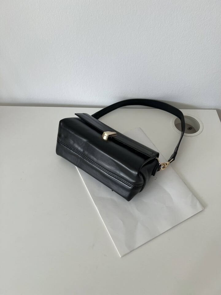 Garret Siyah Kilit Detaylı İki Askılı Kadın Çanta