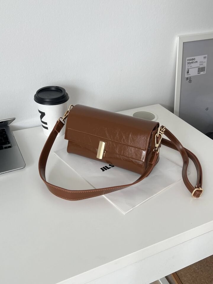 Garret Taba Kilit Detaylı İki Askılı Kadın Çanta