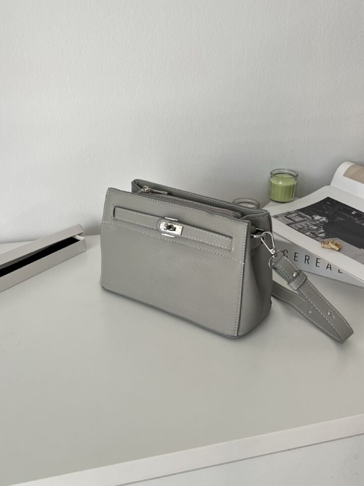 Tracy Aksesuar Detaylı Gri Çapraz Çanta