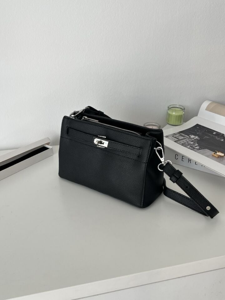 Tracy Aksesuar Detaylı Siyah Çapraz Çanta