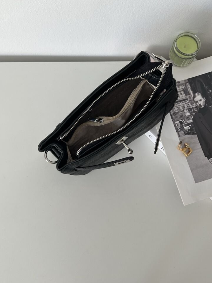 Tracy Aksesuar Detaylı Siyah Çapraz Çanta