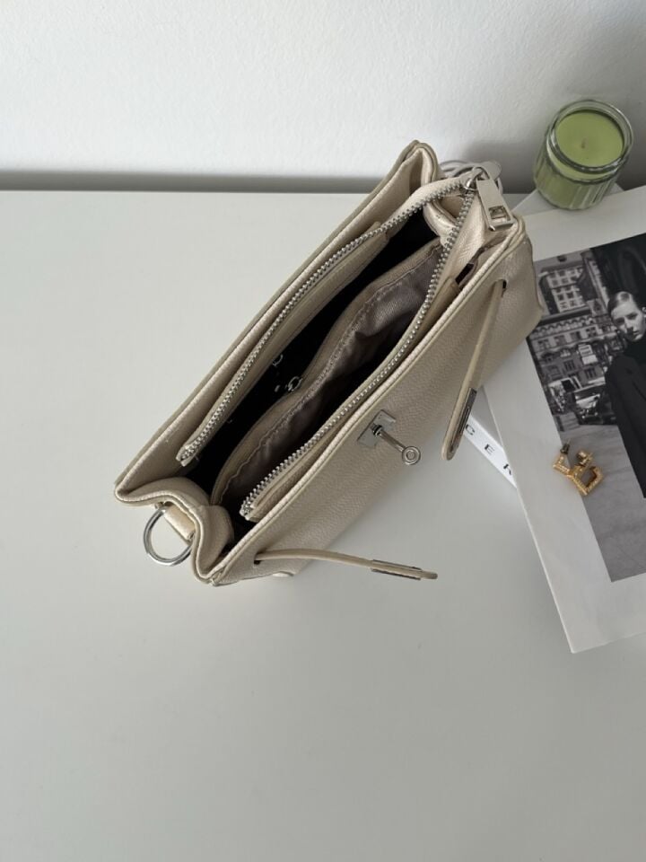 Tracy Aksesuar Detaylı Krem Çapraz Çanta