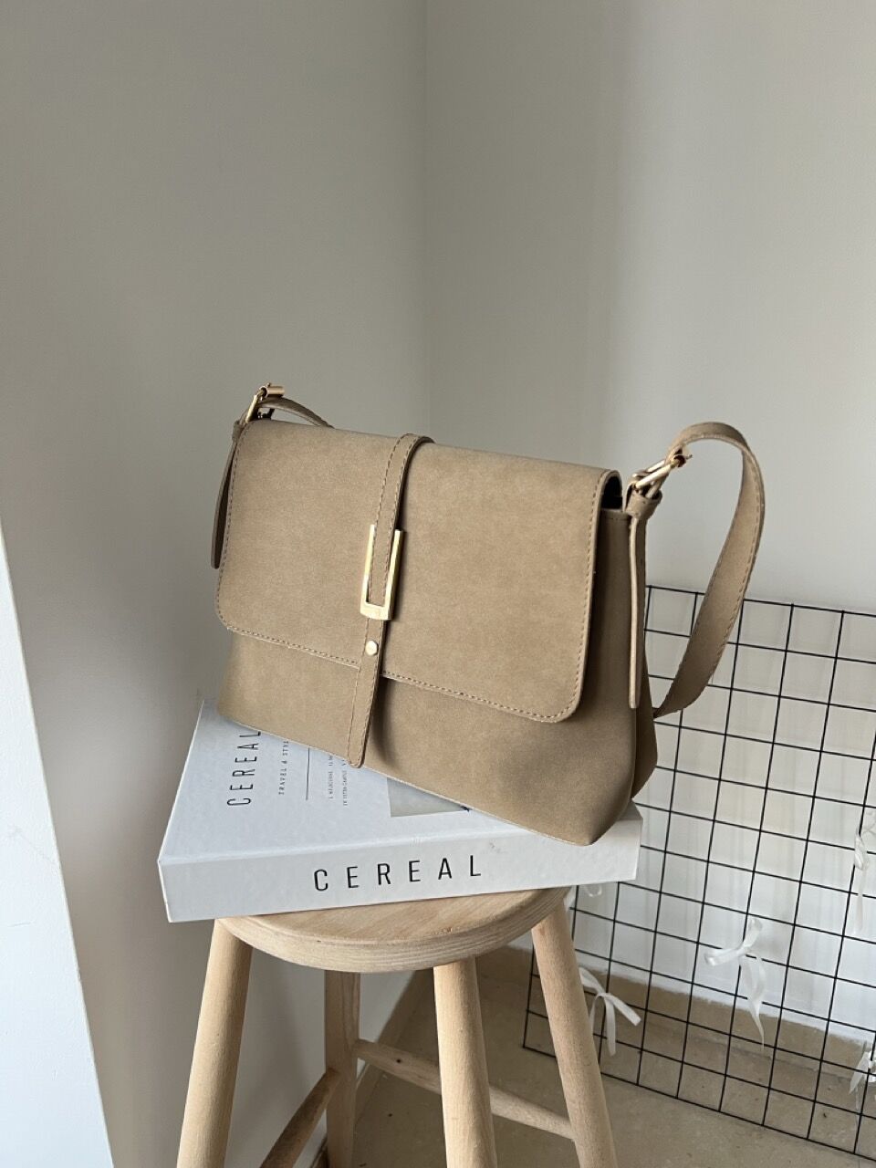 Senna Nubuk Bej Kemer Detaylı Kapaklı El ve Omuz Çantası