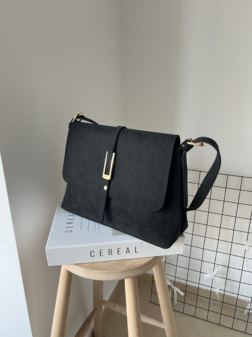 Senna Nubuk Siyah Kemer Detaylı Kapaklı El ve Omuz Çantası